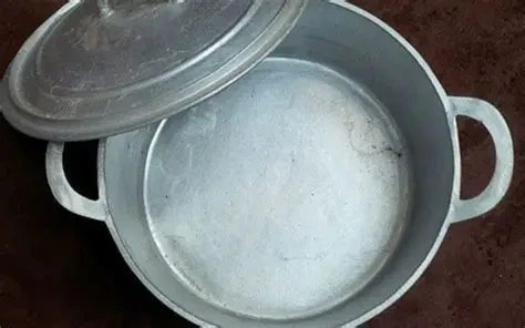 Nồi nhôm cũ, trầy xước có thể thôi nhiễm kim loại vào thực phẩm, đặc biệt khi nấu các món chua hoặc đun nấu trong thời gian dài. (Ảnh: Sưu tầm)