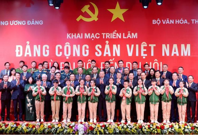 Đồng chí Tổng Bí thư Tô Lâm và các đồng chí lãnh đạo Đảng, Nhà nước và các đại biểu dự khai mạc Triển lãm “Đảng Cộng sản Việt Nam - Từ Đại hội đến Đại hội” (Ảnh: TL)