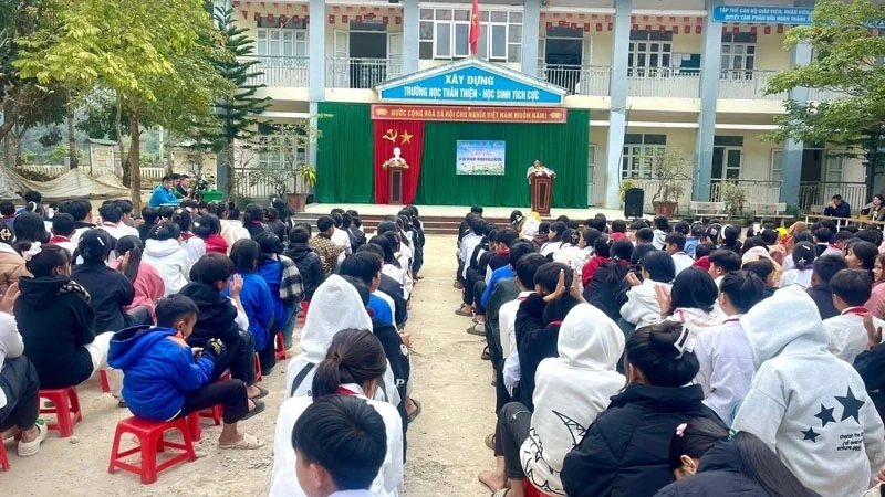 Các em học sinh Trường THCS Nhi Sơn tham dự diễn đàn “Xây dựng tình bạn đẹp - Nói không với bạo lực học đường” (Ảnh: Trần Hằng)
