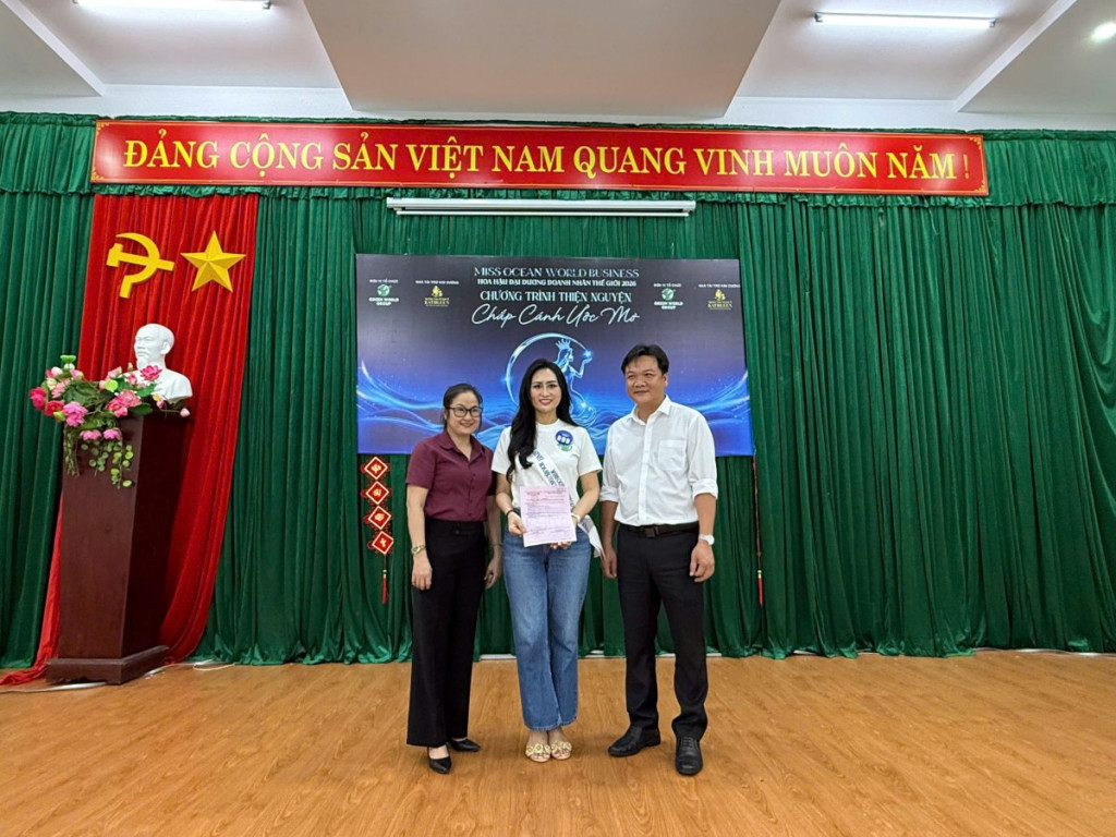 Thí sinh Vũ Thị Thanh Tâm tặng 70 triệu đồng cho Ban giám đốc Trung tâm Bảo trợ và Công tác xã hội Thành phố Hồ Chí Minh