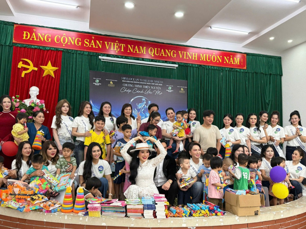 Những người đẹp cuộc thi Hoa hậu Đại dương Doanh nhân Thế giới 2026 và các cháu bé tại Trung tâm Bảo trợ và Công tác xã hội Thành phố Hồ Chí Minh
