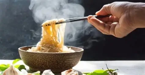 Thói quen ăn uống với thực phẩm quá nóng hoặc quá lạnh trong thời gian dài có thể làm tổn thương hệ tiêu hóa. (Ảnh: Sưu tầm)
