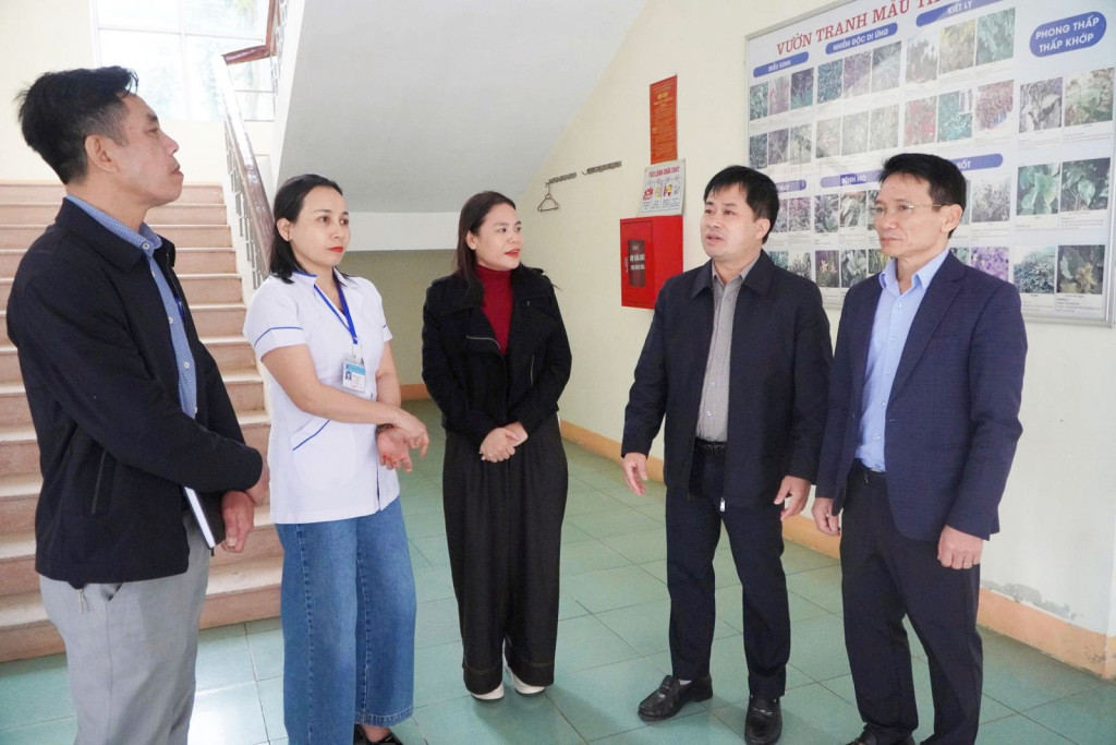 Lãnh đạo CDC và đoàn công tác giám sát phòng chống dịch tại Trạm Y tế phường Thành Sen