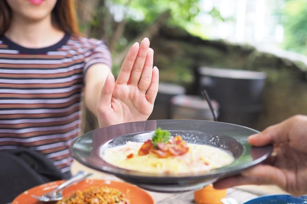 Bỏ bữa tối không giúp giảm cân bền vững, ngược lại có thể gây hại cho dạ dày và làm tăng nguy cơ ăn đêm. (Ảnh: Sưu tầm)
