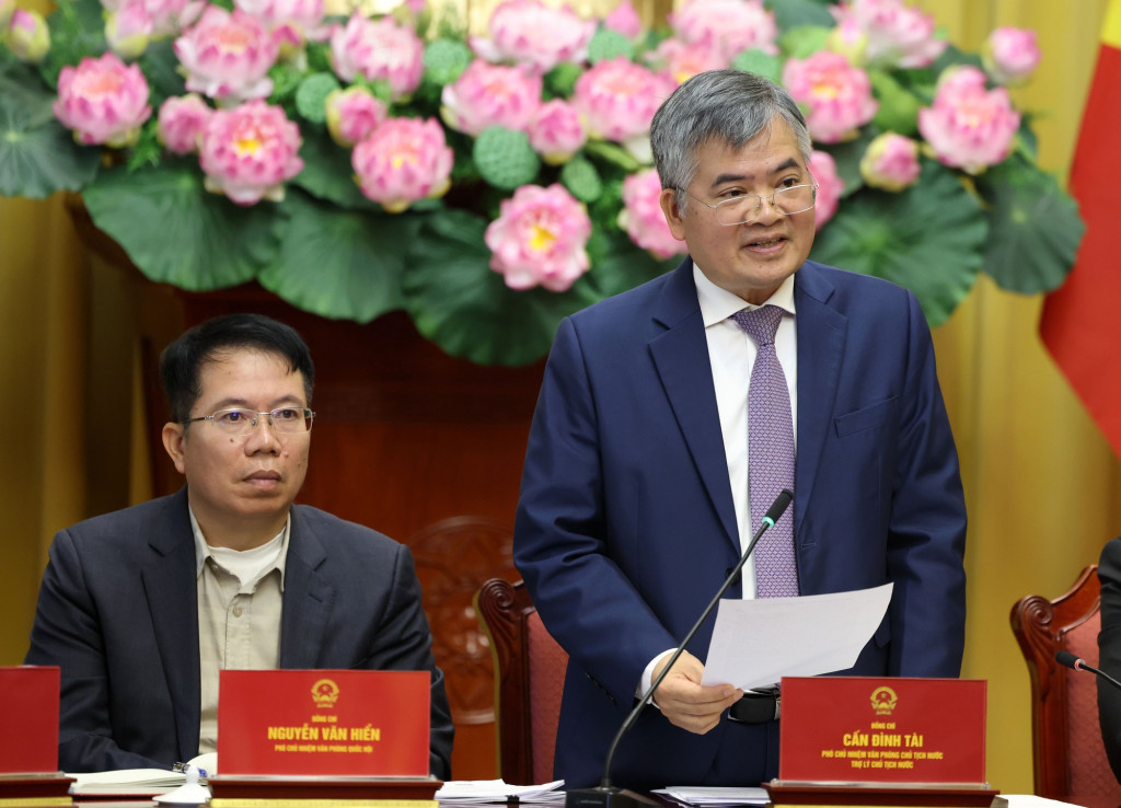 Phó Chủ nhiệm Văn phòng Chủ tịch nước, Trợ lý Chủ tịch nước Cấn Đình Tài, chủ trì Họp báo (Ảnh VGP/Đức Tuân)