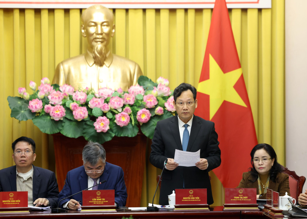 Phó Chánh án Tòa án Nhân dân Tối cao Nguyễn Văn Tiến phát biểu tại họp báo (Ảnh VGP/Đức Tuân)