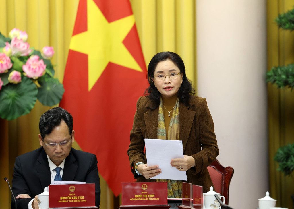 Thứ trưởng Bộ Giáo dục và Đào tạo Trịnh Thị Thủy giới thiệu nội dung chính của Luật Báo chí (Ảnh VGP/Đức Tuân)