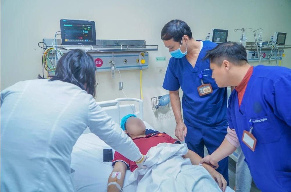 Nạn nhân vụ cháy nhà 3 tầng đang được điều trị tại Bệnh viện E (Ảnh: BVCC)