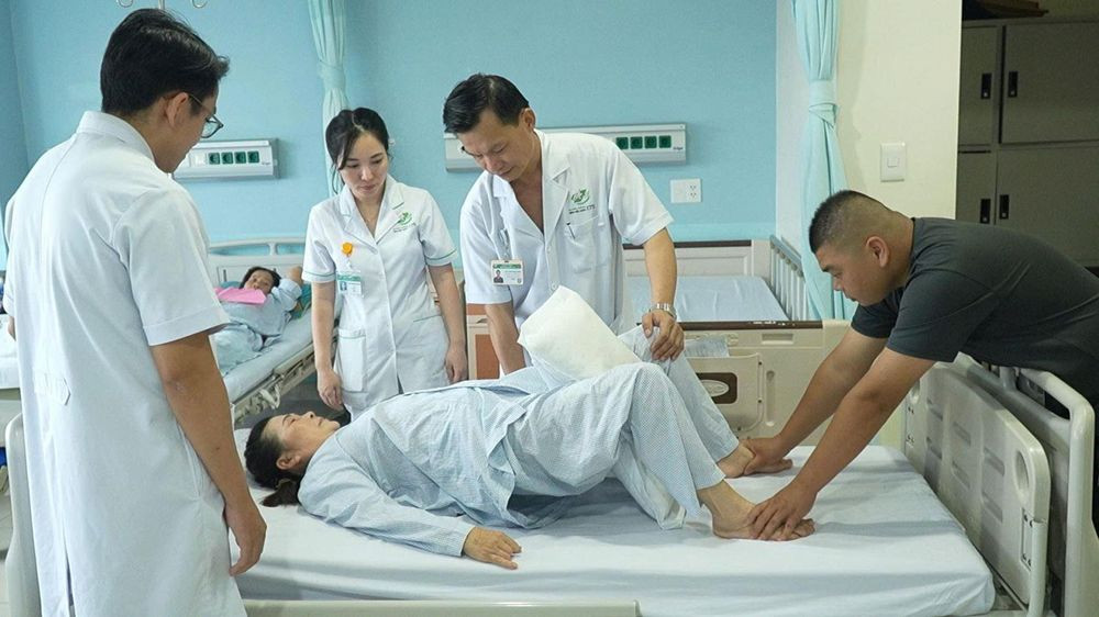 Sau 6 ngày phẫu thuật, bệnh nhân không có tổn thương thần kinh tọa, vận động gối và cổ chân tốt, sức cơ đùi đang hồi phục (Ảnh: BVCC)