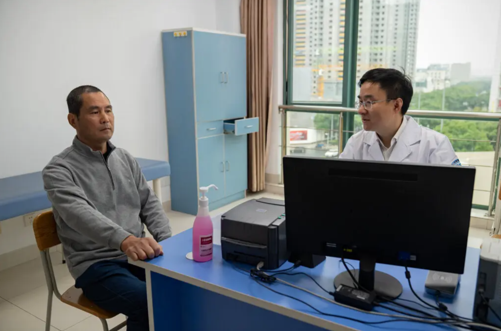 Ông Qiu Sijun cùng với bác sĩ Zhu Kelei tại bệnh viện Ninh Ba vào tháng 11. Công cụ AI đã giúp ông Qiu phát hiện ung thư tuyến tụy ở giai đoạn sớm (Ảnh: The New York Times)