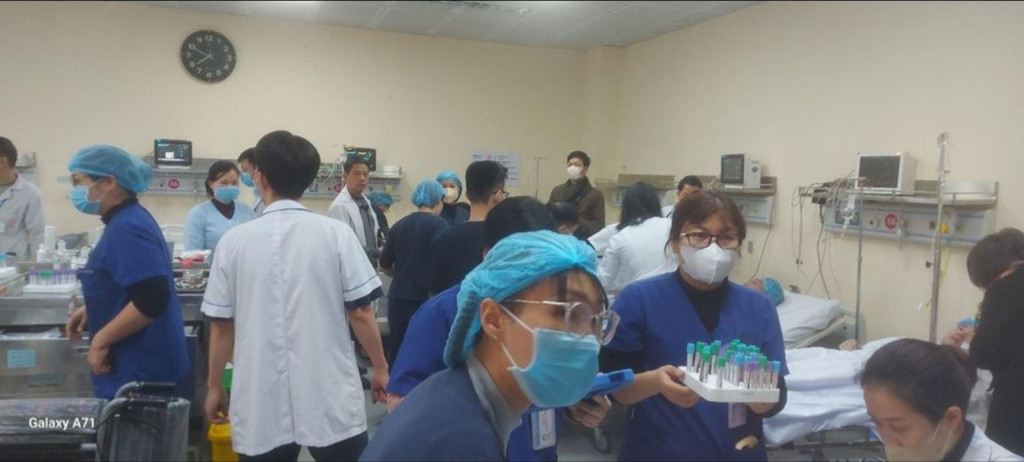 Bệnh viện bật báo động đỏ khi tiếp nhận các trường hợp vào kiểm tra sức khỏe sau vụ cháy (Ảnh: BVCC)