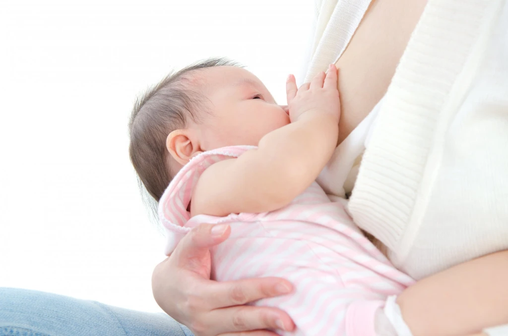 Mẹ cần quan sát tín hiệu đói của bé để điều chỉnh cữ bú (Ảnh minh họa)