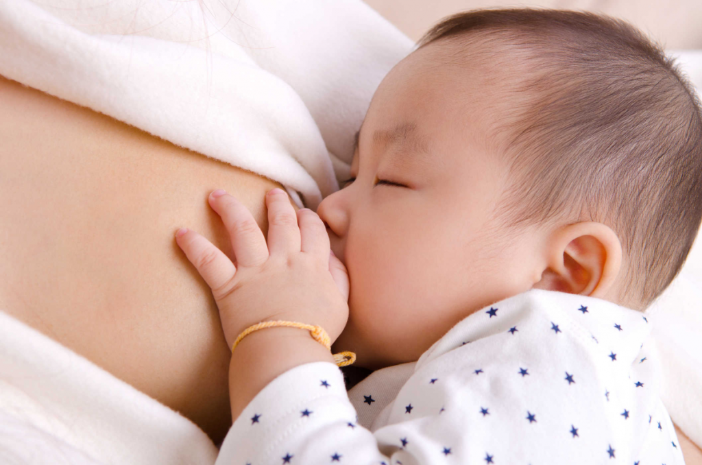 Việc cho bé bú đủ số lần mỗi ngày đặc biệt quan trọng trong giai đoạn đầu (Ảnh minh họa)
