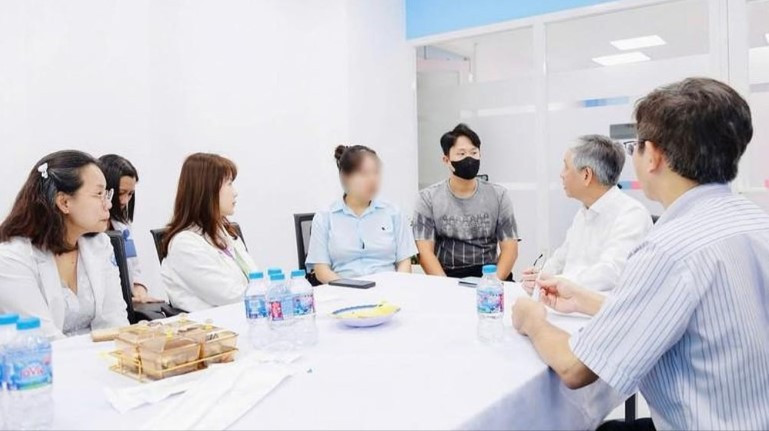 Bác sĩ Bệnh viện Từ Dũ và Nhi đồng 1 trao đổi với vợ chồng sản phụ (Ảnh: BVCC)