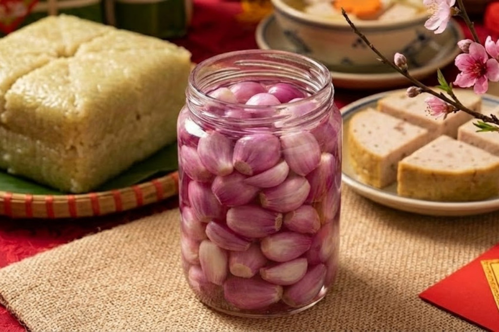 Hành cần được nén chặt tránh để nổi trên mặt nước (Ảnh minh họa)