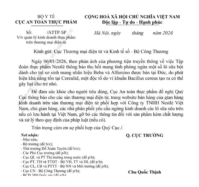 Cục An toàn thực phẩm (Bộ Y tế) vừa chính thức ban hành văn bản đề nghị các cơ quan chức năng và doanh nghiệp liên quan rà soát, dừng kinh doanh ngay lập tức đối với hai sản phẩm sữa bột của Nestlé do lo ngại chứa độc tố vi khuẩn (Ảnh: 
