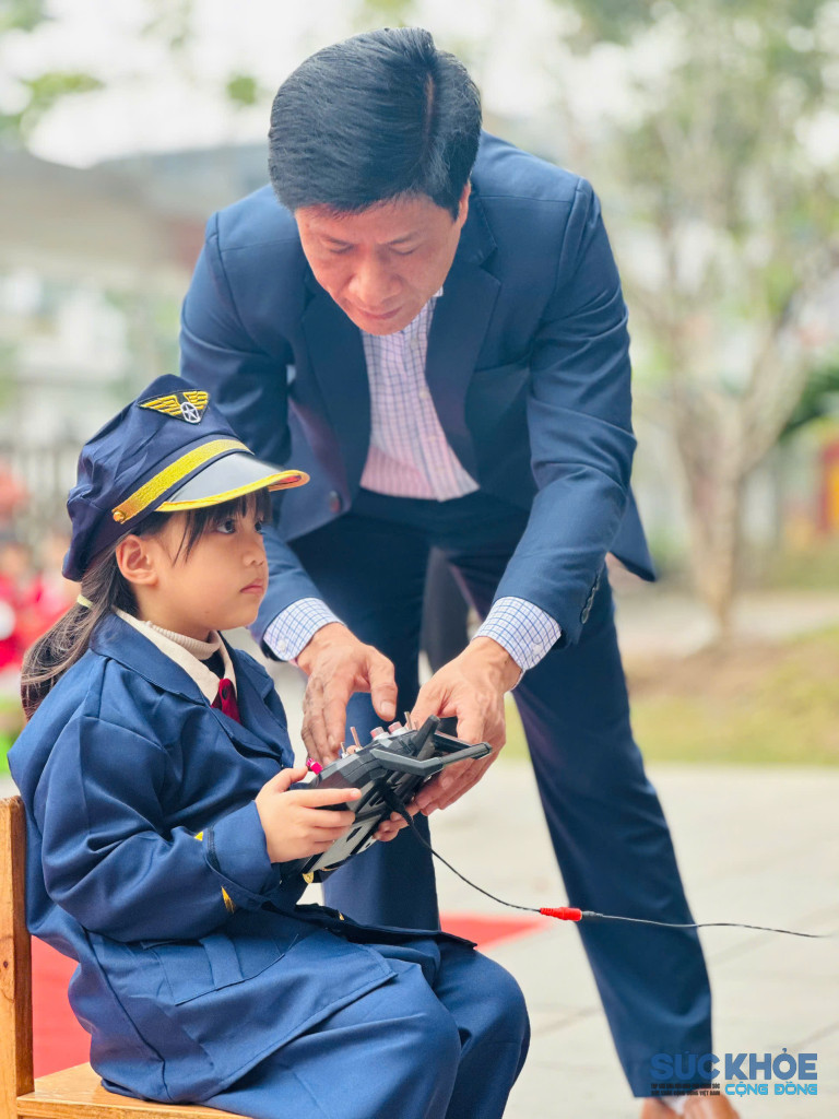 thầy giáo hướng dẫn học sinh trai nghiệm IA ( ảnh: ĐT)