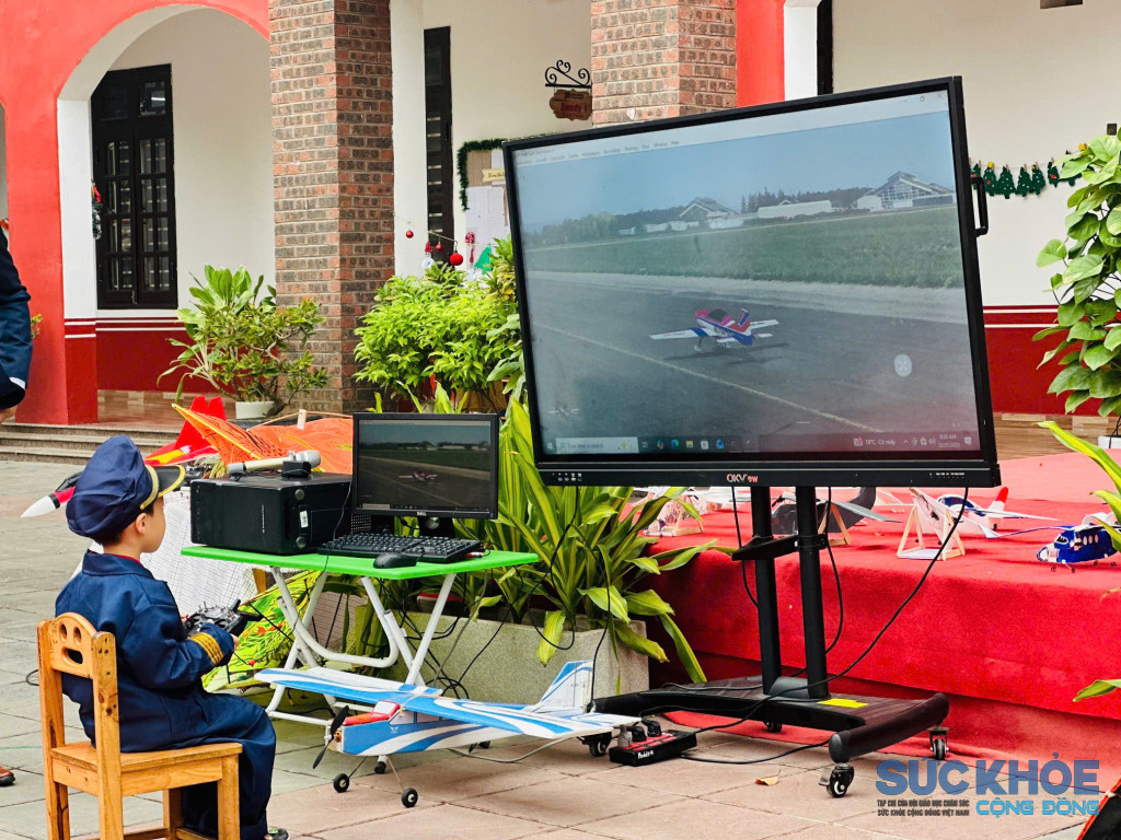 Học sinh trải nghiệm AI (ảnh: ĐT)