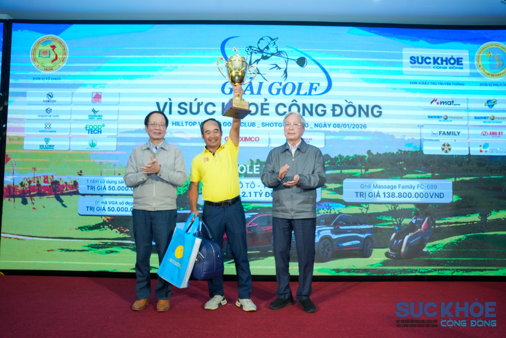 Ông Nguyễn Hồng Quân - Chủ tịch Hội VACHE và ông Lê Đình Tiến - Phó Chủ tịch thường trực hội VACHE trao giải Best Gross cho gofler 
