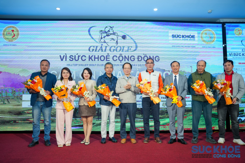 Ban Tổ chức chụp ảnh lưu niệm cùng các nhà tài trợ của giải đấu