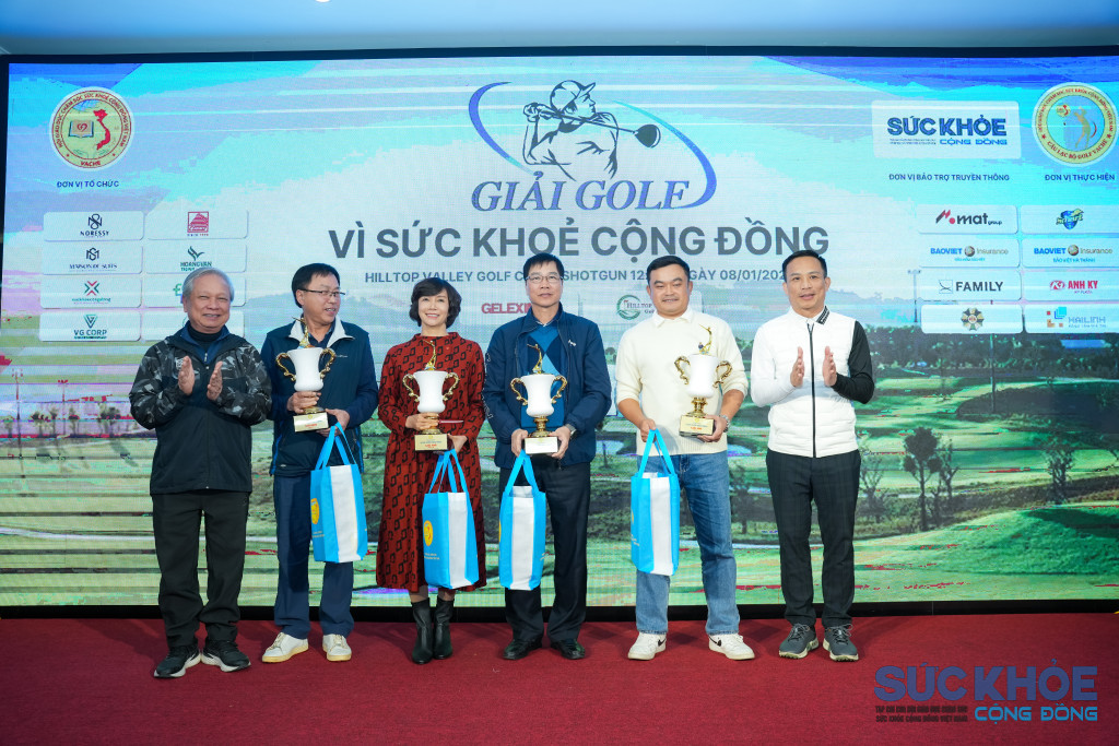 ông Bùi Văn Tỉnh, nguyên Uỷ viên Trung ương Đảng, nguyên Bí thư tỉnh uỷ Hoà Bình trao giải nhì cho các golfer đạt giải