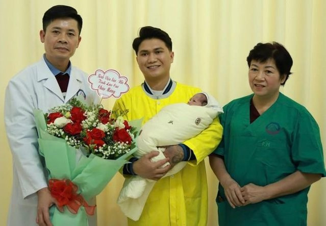 Em bé đầu tiên chào đời nhờ IVF là dấu mốc lịch sử của ngành y tế tỉnh Lào Cai (Ảnh: BVCC)