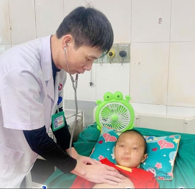 Bệnh nhi tiếp tục được điều trị duy trì, kết hợp vật lý trị liệu và phục hồi chức năng (Ảnh: BVCC)