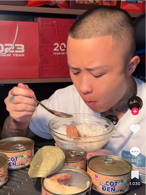 Gấu vlogs trong video quảng cáo sản phẩm (Ảnh chụp màn hình)