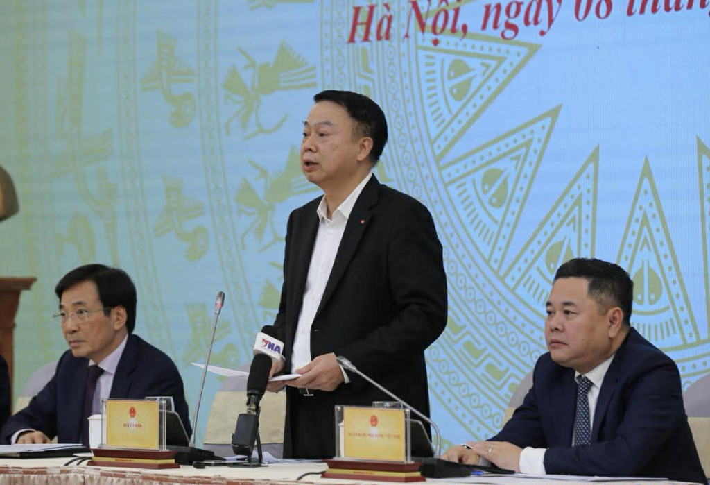 Thứ trưởng Bộ Tài chính Nguyễn Đức Chi trao đổi về khả năng chống chịu của nền kinh tế, giải pháp, động lực cho tăng trưởng hai con số năm 2026 và các năm tiếp theo (Ảnh: VGP/Minh Khôi)