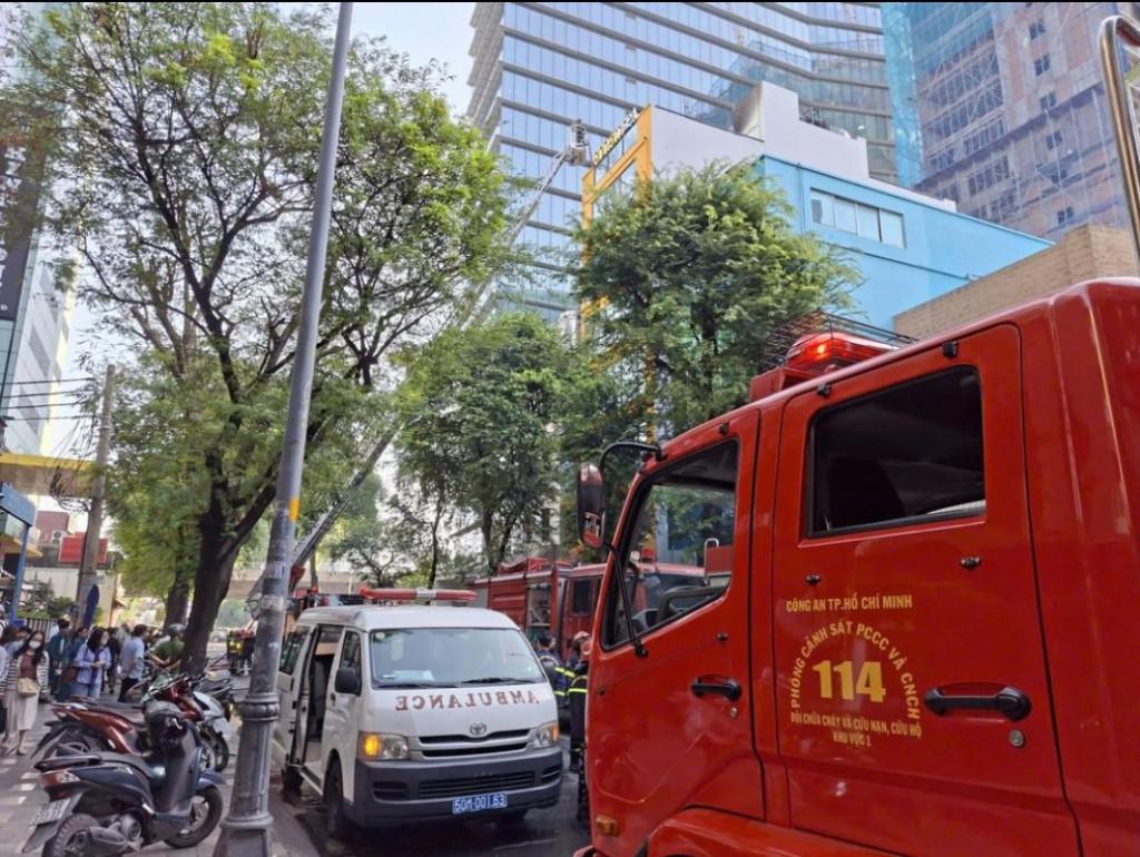 Xe chữa cháy và cứu thương có mặt tại hiện trường (Ảnh: CTV)
