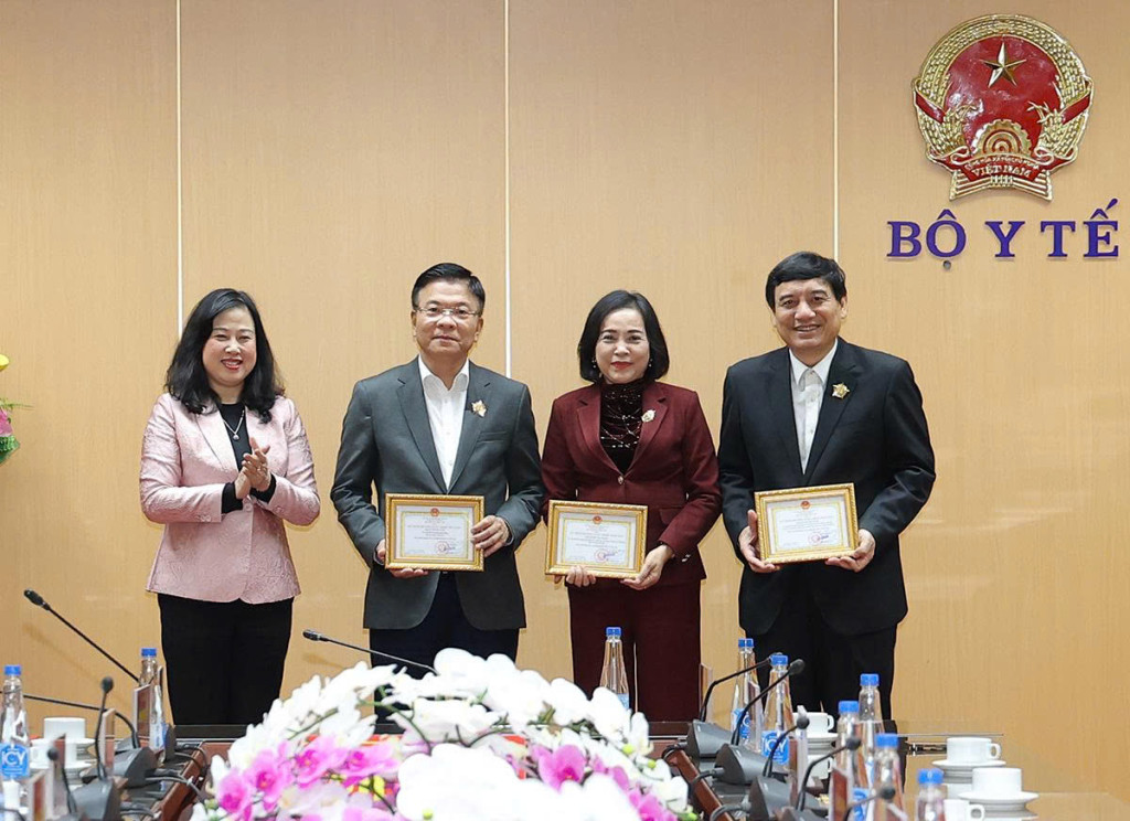 Bộ trưởng Bộ Y tế Đào Hồng Lan trao Kỷ niệm chương Vì sức khỏe nhân dân tặng Phó Thủ tướng Chính phủ Lê Thành Long, Phó Chủ tịch Quốc hội Nguyễn Thị Thanh; Chủ nhiệm Ủy ban Văn hóa và xã hội của Quốc hội Nguyễn Đắc Vinh (Ảnh VGP/Hiền Minh)