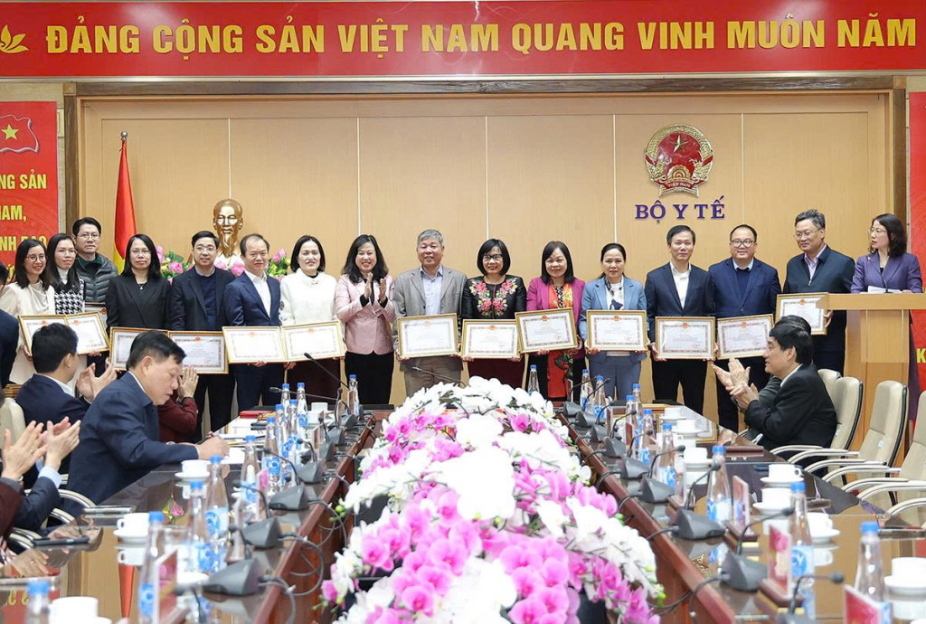 Bộ trưởng Bộ Y tế trao Bằng khen của Bộ Y tế cho cán bộ các ban, bộ, ngành Trung ương (Ảnh VPG/Hiền Minh)
