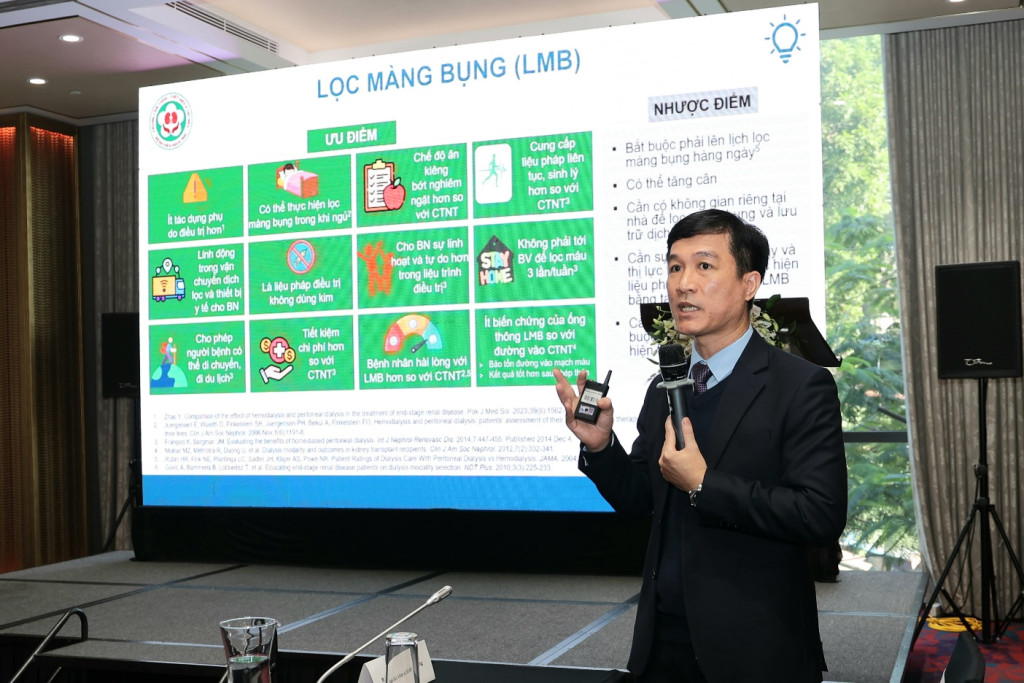 TS.BS Nghiêm Trung Dũng, Giám đốc Trung tâm Thận – Tiết niệu và lọc máu, Bệnh viện Bạch Mai chia sẻ tại hội thảo (Ảnh: VGP)