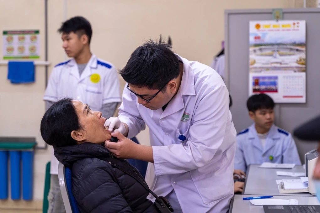 Người dân tham gia được kiểm tra sức khỏe răng miệng và tìm hiểu cách chăm sóc răng miệng tại nhà (Ảnh: BTC)
