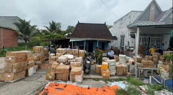 Cơ quan chức năng khám xét nơi cất giấu nước hoa giả (Ảnh: CACC)