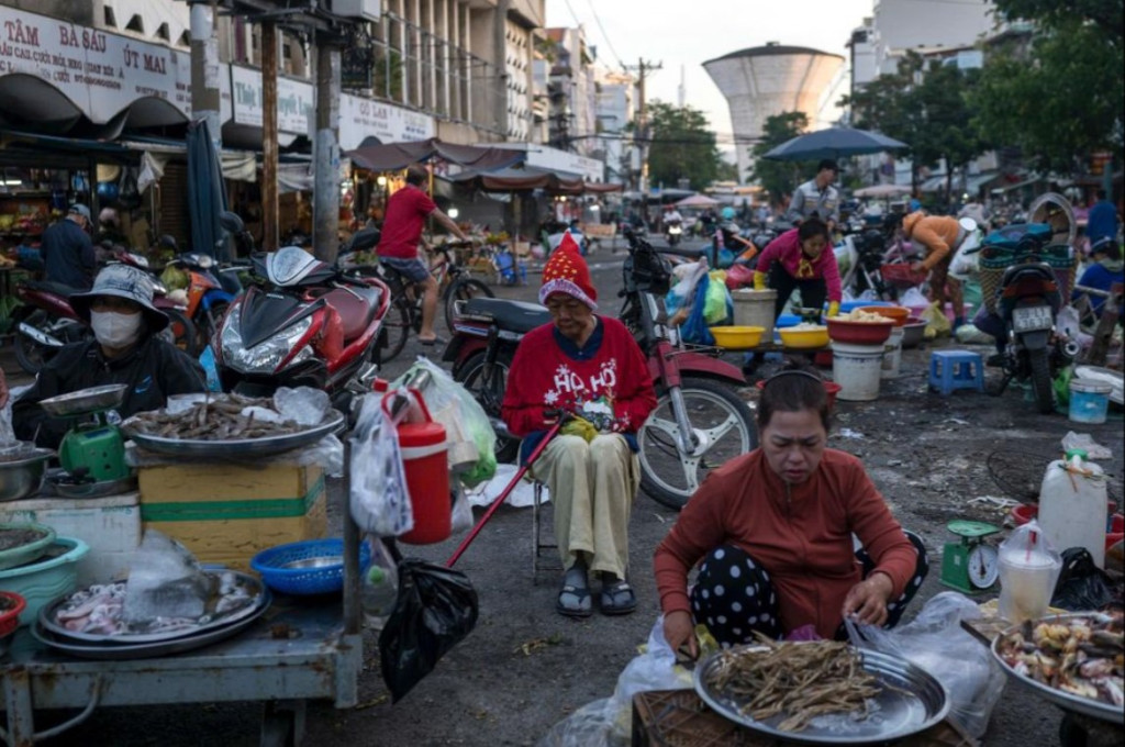 Đối tượng chịu ảnh hưởng nặng nề nhất từ những đợt sóng lạnh - sóng nhiệt cực đoan là người cao tuổi (Ảnh: Hoàng Việt)