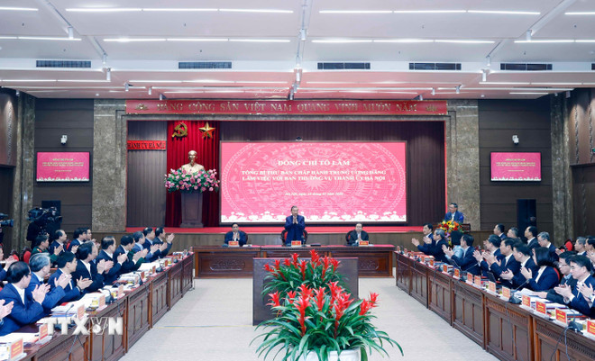 Tổng Bí thư Tô Lâm và Thủ tướng Chính phủ Phạm Minh Chính, Chủ tịch Quốc hội Trần Thanh Mẫn chủ trì buổi làm việc với Ban Thường vụ Thành ủy Hà Nội (Ảnh: Thống Nhất/TTXVN)