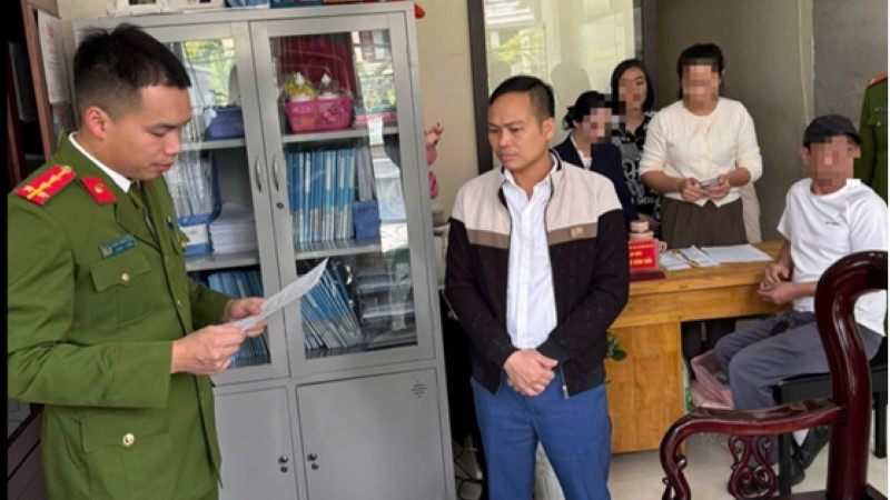 Công an tỉnh Quảng Ninh thực hiện quy trình tố tụng đối với Nguyễn Văn Hải, Giám đốc Trung tâm công tác xã hội Hải Hà (Ảnh: CACC)