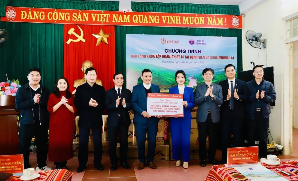 Trao tặng thiết bị và gói tập huấn chuyên môn cho Bệnh viện Đa khoa Mường Lát (Ảnh: KA)