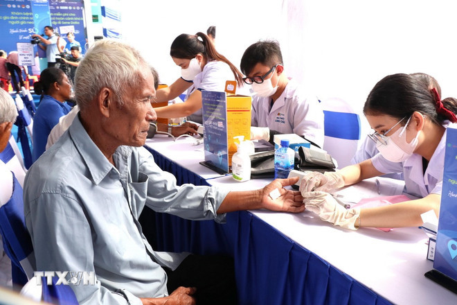 Kiểm tra đường huyết cho người dân (Ảnh: Thanh Hòa/TTXVN)