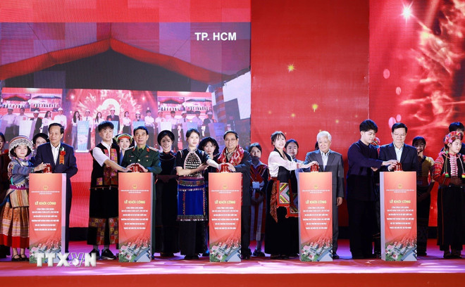 Thủ tướng Phạm Minh Chính và các đại biểu khởi công Dự án đầu tư cơ sở vật chất cho trường phổ thông vùng cao Việt Bắc, Thái Nguyên (Ảnh: Dương Giang/TTXVN)