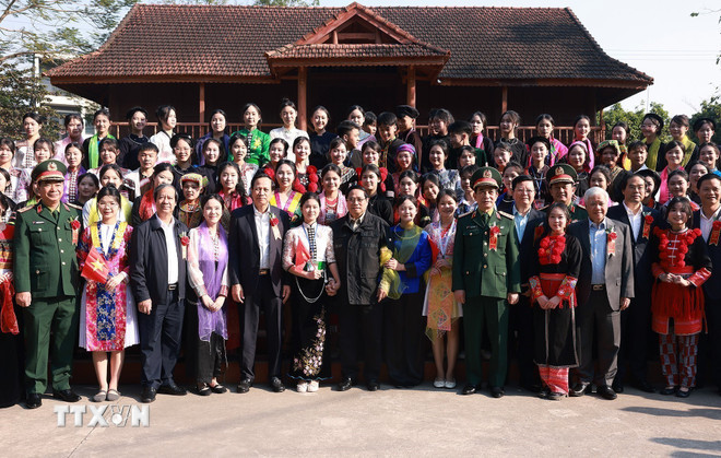 Thủ tướng Phạm Minh Chính với học sinh Trường phổ thông vùng cao Việt Bắc, Thái Nguyên (Ảnh: Dương Giang/TTXVN)