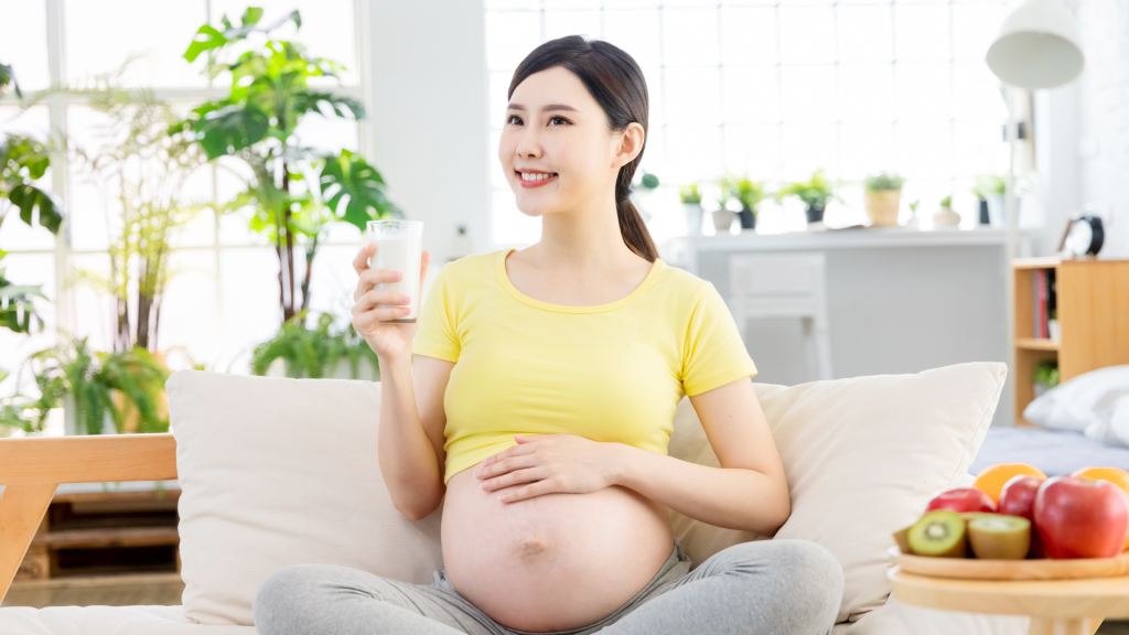Mẹ bầu nên uống sữa tươi không đường (Ảnh: Sưu tầm)