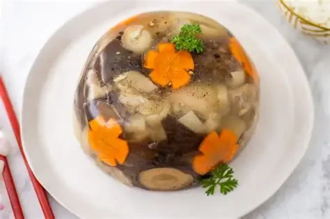 Thịt đông chuẩn vị Hà Nội xưa, trong veo lớp keo, bì giòn sần sật, thơm nồng hạt tiêu – món ăn không thể thiếu mỗi độ đông về. (Ảnh: Sưu tầm)