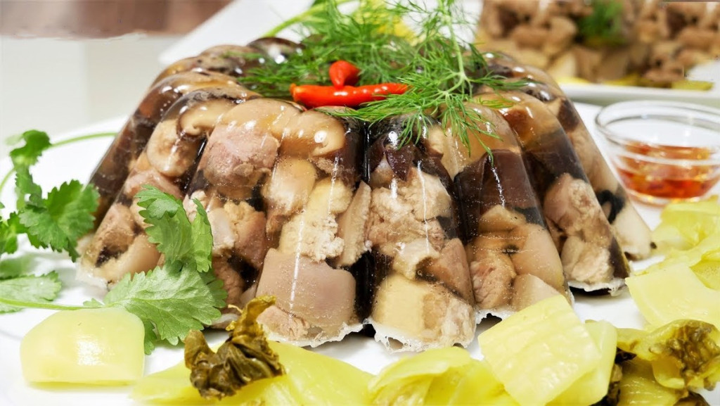 Nồi thịt đông nghi ngút khói trong gian bếp ngày lạnh, gợi trọn hương vị truyền thống và ký ức sum vầy của mùa đông miền Bắc. (Ảnh: Sưu tầm)