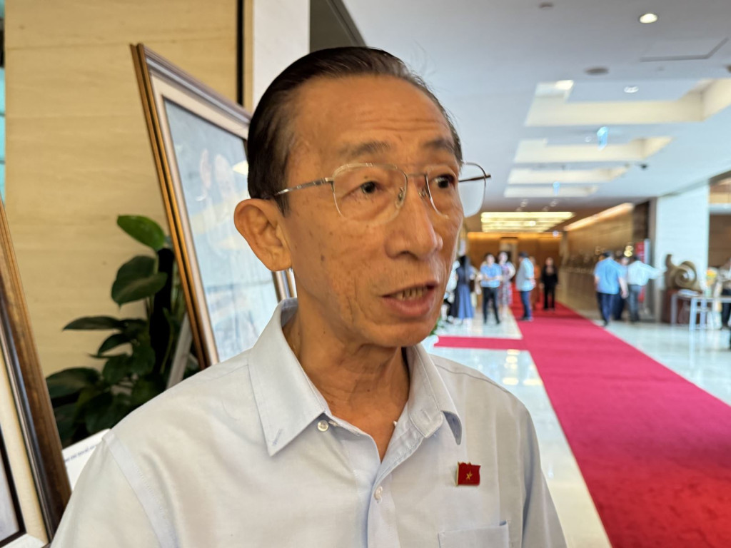 Đại biểu Trần Hoàng Ngân (Đoàn Thành phố Hồ Chí Minh) trả lời phỏng vấn bên hành lang Quốc hội