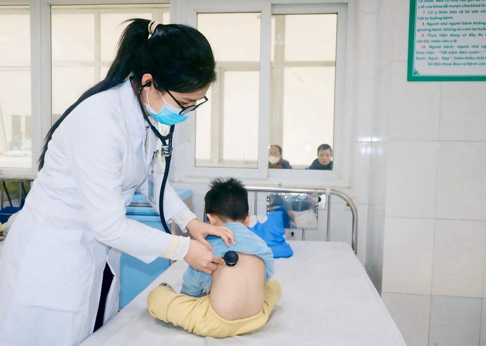 Bác sĩ thăm khám cho bệnh nhi Minh Q. khi điều trị tại Khoa Cấp cứu, Hồi sức tích cực và Chống độc - Bệnh viện Sản Nhi Bắc Ninh Số 1 (Ảnh: BVCC)