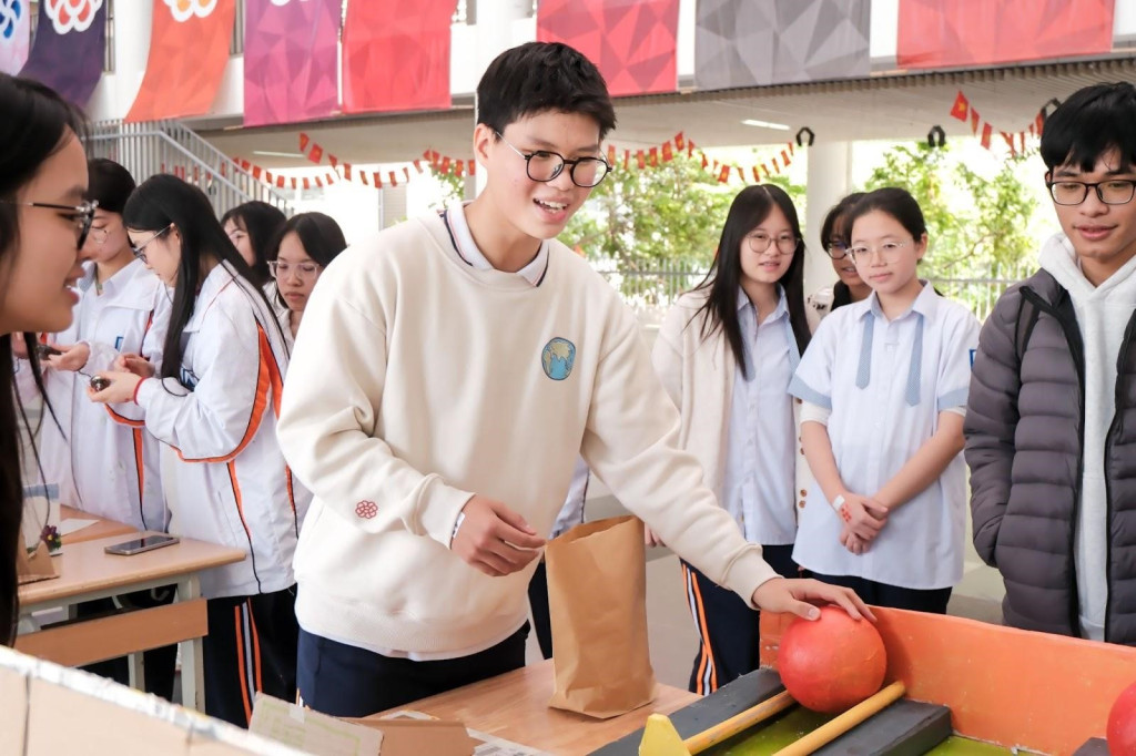 Người chơi hào hứng tham gia trò chơi “Đường ray chạm nắng”