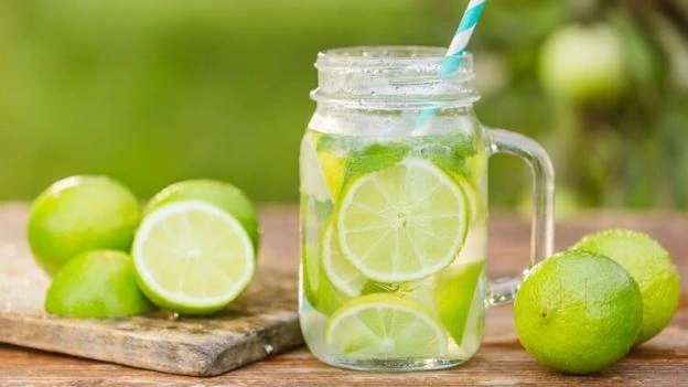 Nước chanh ấm cung cấp vitamin C và chất chống oxy hóa, hỗ trợ miễn dịch, làn da và quá trình trao đổi chất của cơ thể. (Ảnh: Sưu tầm)