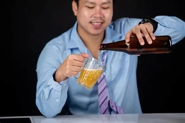 Trước khi tham gia tiệc rượu bia, nên bổ sung thực phẩm giàu đạm và chất béo lành mạnh để giảm tác động của cồn lên cơ thể. (Ảnh: Sưu tầm)